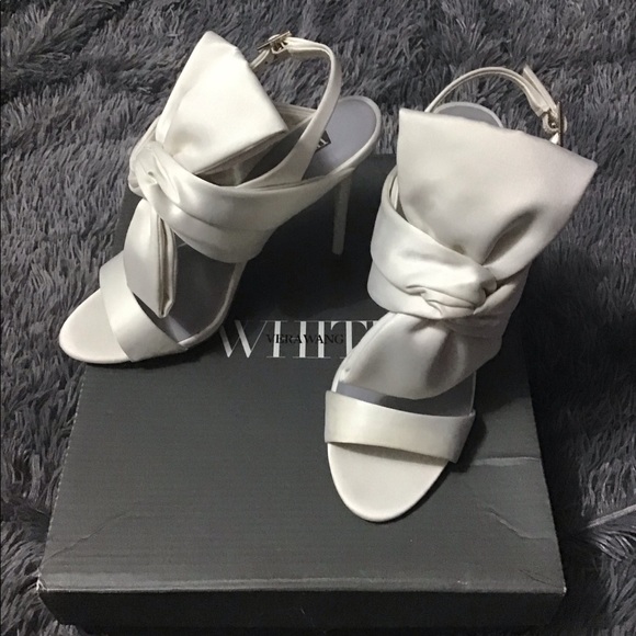 Vera Wang “White” Bow heels 8.5 EUC Rare - Picture 2 of 8